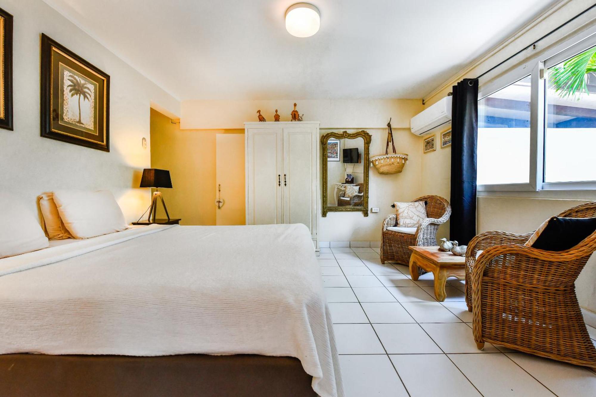 Brisas Studio Apartments (Adults Only) 팜비치 외부 사진
